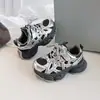 Zapatos de Papá para Niñas Modelo Nuevo Primavera 2026 Malla Transpirable Suela Gruesa Velcro Suela Suave Antideslizante Versátiles Deportivos Zapatos para Correr