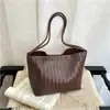 Bolso de mano único con patrón tejido retro para mujer, nueva colección de otoño 2026, exquisito y moderno, perfecto para ir al trabajo, bolso de hombro y bolso tipo cubo para debajo del brazo