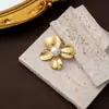 Broche de Metal Retro Nuevo de Cuatro Hojas Europeo y Americano, Elegante Estilo Antiguo Original Lujo Accesible Versátil Perla Accesorios Creativos