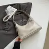 Bolso cruzado de axila minimalista suave color marrón de moda para este año, para el trabajo y los desplazamientos, nuevo estilo 2025, bolso pequeño versátil y a la moda