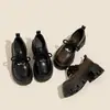 Mocassins femininos estilo britânico, nova coleção outono 2026, pretos, modernos, versáteis, com cadarços, saltos grossos e solas grossas para altura extra