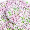 Venta al por mayor, nueva y atractiva joyería para uñas de color rosa, con lazo de resina y flores, paquete de material de diamante plano con perla