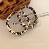 Pendientes de Aro Lisos Elegantes con Estampado de Leopardo 2026 Nuevo Estilo Caliente Pendientes de Lujo Ligero de Alta Gama para Mujer Otoño e Invierno Versátiles Pendientes Redondos