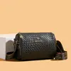 Bolso bandolera para mujer al por mayor, bolso de hombro de gran capacidad, bolso tipo almohada, bolso bandolera versátil cilíndrico, bolso tejido de cuero suave de moda