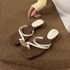 Pantuflas de exterior para mujer 2026 verano nuevas de moda sandalias planas de tacón grueso para mujer con tira en los dedos del pie