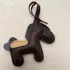 Venta Directa de Fábrica de Dijes de Bolso de Pony del Año del Caballo, Dijes de Piel Sintética "Hazte Rico al Instante", Accesorios de Llavero de Pony de Dibujos Animados al por Mayor