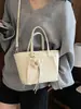 Bolso de diseño único para mujer, nuevo estilo transfronterizo 2026, bolsa de mano de alta calidad con gran capacidad, adecuado para ir al trabajo, se puede llevar en la mano, al hombro o cruzado.