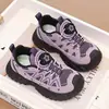 Zapatillas deportivas para niños, zapatos para niños, colección otoño 2026, zapatillas de correr elegantes y ligeras para niños, con hebilla giratoria, estilo "dad shoes" negro