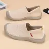 Estilo Novo Primavera e Outono 2026 Tecido Fino Solto Slip-On Antiderrapante Respirável Sapatos de Mãe Versátil Flyknit Sapatos Casuais