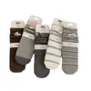 Calcetines holgados de tubo recto de cachemira estilo coreano retro para mujer, etiqueta de tela de dibujos animados, bordado, rayas, calcetines para mujer, otoño e invierno, suaves y pegajosos, calcetines de media pantorrilla