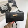 Bolsa de mão transfronteiriça para mulheres, novo estilo 2026, bolsa quadrada pequena orientada para exportação, bolsa popular com fecho de metal, bolsa versátil de ombro e transversal