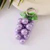 Lindo Llavero de Racimo de Uvas Frescas Acrílico Colgante de Fruta de Verano Llavero Encanto para Bolso Corazón Femenino