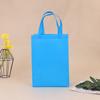 Bolsa de tela no tejida al por mayor de punto película en blanco Prensado en caliente bolso tridimensional plegable bolsa de embalaje de ropa se puede imprimir logo