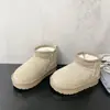 Botas de neve clássicas e estilosas para crianças, com sola grossa, novos estilos de inverno, versão coreana, unissex, com forro de algodão grosso, couro genuíno e design de bota curta da moda.