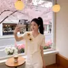 Top de punto azul floral con cuello en V y manga corta para mujer, camiseta holgada de verano, nuevo estilo 2026, top versátil y elegante que rejuvenece