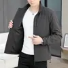 Chaqueta corta ligera, resistente a las arrugas y casual para hombre con cuello alto, un nuevo estilo otoño 2026, perfecta para papás