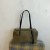 Este otoño e invierno, la súper popular bolsa de axila de gran capacidad para mujer regresa en 2026. Es un bolso nuevo de ante, perfecto para ir al trabajo, y presenta un diseño retro tipo almohada.