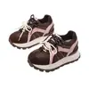 Zapatillas gruesas retro de viaje súper populares para mujer, nuevo lanzamiento de otoño 2026, zapatos casuales blancos de suela gruesa para aumentar la altura