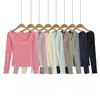 26084-26 Otoño Camiseta de punto ajustada estilo coreano con cuello en U grande, bolsillos de parche y costuras overlock en colores macarrón