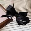 Pinza grande para el cabello con forma de tiburón, estilo vintage, con lazo de camelia y perla, para mujer