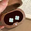 Pendientes únicos y elegantes de trébol de cuatro hojas en plata y azul sal marina para mujer, con un diseño de nicho, fresco y sofisticado, perfectos para añadir un toque de lujo discreto y estilo versátil