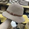 Sombrero de pescador de punto con hilo de algodón ondulado y hebilla artística de estilo coreano para mujer, transpirable, de verano, con ala grande y combinable.