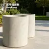 Vasos de cimento de alta resistência e leves para empreendimentos imobiliários, resistentes às intempéries e duráveis, feitos sob medida para caminhos de parques e paisagismo vintage.