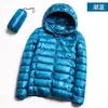 Precio al por mayor 2023 Invierno nuevo chaqueta de plumón ligera para mujer abrigo corto con capucha ultraligero ultrafino ligero moda tendencia