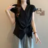 Camisa Feminina de Verão Plus Size Nova Moda Emagrecedora Gola V Manga Curta com Cintura Irregular e Fechamento em Botão Único