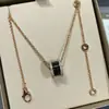 Colar Baojia Cintura Fina Versão Alta V Dourado Novo Modelo Pessoas Vermelhinhas Edição Beneficente Cerâmica Preto e Branco Grande Prata Espessa Banhada 18K Atacado