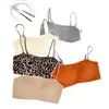 Lingerie feminina sem costura estilo francês com estampa de leopardo, apresentando alças finas, decote de um ombro, sutiã embutido e design sem costas.