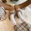 Chinelos de algodão com sola grossa para uso externo no outono e inverno, femininos, quentes, retrô, casuais, forrados com fleece, antiderrapantes, novo estilo para 2026