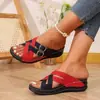 Sandalias casuales de cuña plana de talla grande para comercio exterior, nuevo modelo 2025 con tiras finas cruzadas, sandalias de punta abierta de color liso tipo boca de pez para comercio transfronterizo