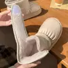 Botas de nieve impermeables de invierno al por mayor para mujer, con forro de felpa, suelas gruesas y diseño corto y cálido, adecuadas para uso en exteriores y con suela antideslizante y plantilla cómoda y acolchada.