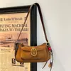Bolsa Transversal Estilosa 2026 Nova Retro para Trabalho Casual Baguete de Ombro Sensação de Luxo Bolsa de Couro de Vaca