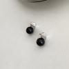 Pendientes de botón de perla negra, gris y negra con diseño de metal, personalidad, temperamento, estilo frío, pendientes de aguja de plata 925 para otoño e invierno.