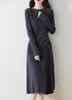Vestido Largo Elegante de Cuello Redondo, Estilo Nuevo Primavera y Otoño para Mujer, Ceñido a la Cintura, Adelgazante, a la Moda, con Cordón, Plisado, Combinado con Abrigo
