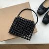 Bolsa de Pérolas Francesa Vazada de Mão Feminina Nova de Verão Pequena Exquisita de Alto Padrão Bolsa Transversal Bordada à Mão com Contas