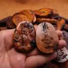 Amuleto colgante de doble cara tallado en madera de azufaifo alcanzada por un rayo, amuleto de paz, placa de madera portátil, producto de madera tallada, adorno taoísta