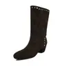 Botas femininas de camurça com rebites, de cano médio, com salto grosso médio, estilo coreano outono/inverno, bico redondo, sem cadarço, cor sólida, moda, botas de cano médio