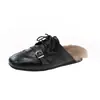 Mules retrô de fivela peluda com design esculpido e bico fechado para mulheres, novo estilo outono e inverno 2026, sapatos slip-on preguiçosos para uso externo