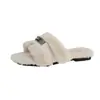 Chinelos de pelúcia estilo H Outono 2026, sapatos de algodão, chinelos de pelúcia femininos tamanho grande com fivela dourada pequena, sapatos de pelúcia femininos de inverno para usar ao ar livre