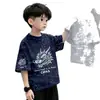 Roupa de Verão Infantil Tendência Street Style 2026 Meninos Algodão Estampado Manga Curta Top Meia Manga