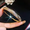 Pulseira oval plissada com zircônia banhada a ouro 18K real, design exagerado de nicho, joias de luxo leve de alta qualidade