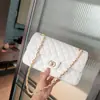 Bolsa de corrente acolchoada de couro genuíno de alta qualidade, inspirada na Chanel, para mulheres, nova coleção 2026, bolsa de ombro da moda em pele de carneiro com fecho de cadeado.
