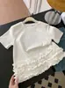 Camiseta de Color Sólido con Volantes Empalmados y Pedrería Pesada, Cuello Redondo, Manga Corta, Moda de Verano, Hombro Normal, Ajustada, Dulce, Top, Ins