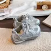 Zapatos suaves para niños 2026, zapatillas de entrenamiento alemanas versátiles antideslizantes, zapatillas de cuero antideslizantes para niñas de primavera y otoño