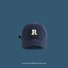 Gorra con visera de etiqueta R de copa suave estilo japonés bordada protección solar estilo coreano gorra de béisbol para hombres y mujeres en todas las estaciones mostrando rostro pequeño sistema de color dopamina