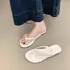 Chinelos Casuais Chinelos Versáteis para Mulheres Verão Moda ao Ar Livre Chinelos de Dedo Praia Novo Antiderrapante em Y Base Plana 2025