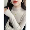 Camisa básica feminina de cashmere com gola média semi-alta, novo estilo popular outono e inverno 2026, top de malha suéter com toque de alta qualidade